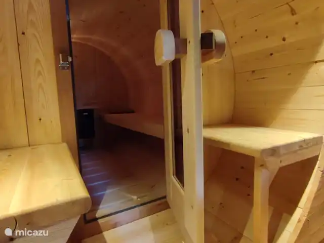 Kijk eens..... de sauna. Het is zo fijn dat je in het voorportaal kunt omkleden en je badkleding kunt aantrekken.